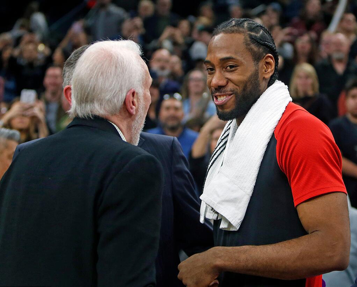 客战那不勒斯替补登场，科斯蒂奇达成尤文生涯100场里程碑（客场对阵那不勒斯，替补出战的科斯蒂奇迎来尤文生涯第100场）