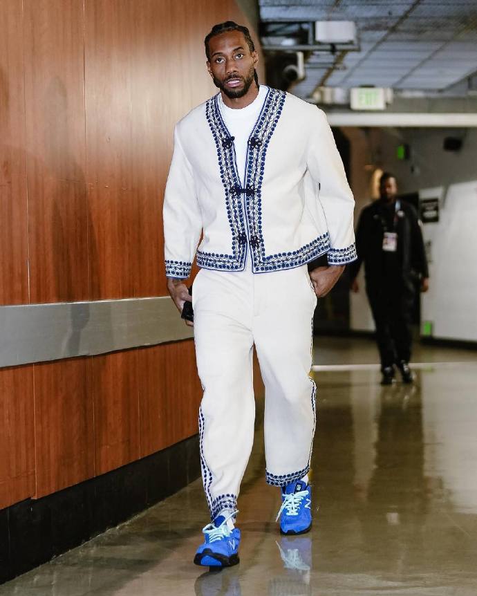 记者问批评球员是否担心更衣室反对，穆帅：你爸对你永远都很好？（被问批评球员会否惹更衣室不满，穆帅反问：你爸会一直对你好吗？）