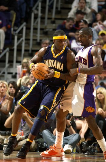 中后卫精准补防，挽救球队险境（中后卫及时补防，化解球队危机）