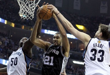 主持人爆料：麦金在圣米伦时，曾被队友扔出的训练杆刺伤大腿（主持人透露：麦金效力圣米伦期间曾被队友掷出的训练杆扎伤大腿）