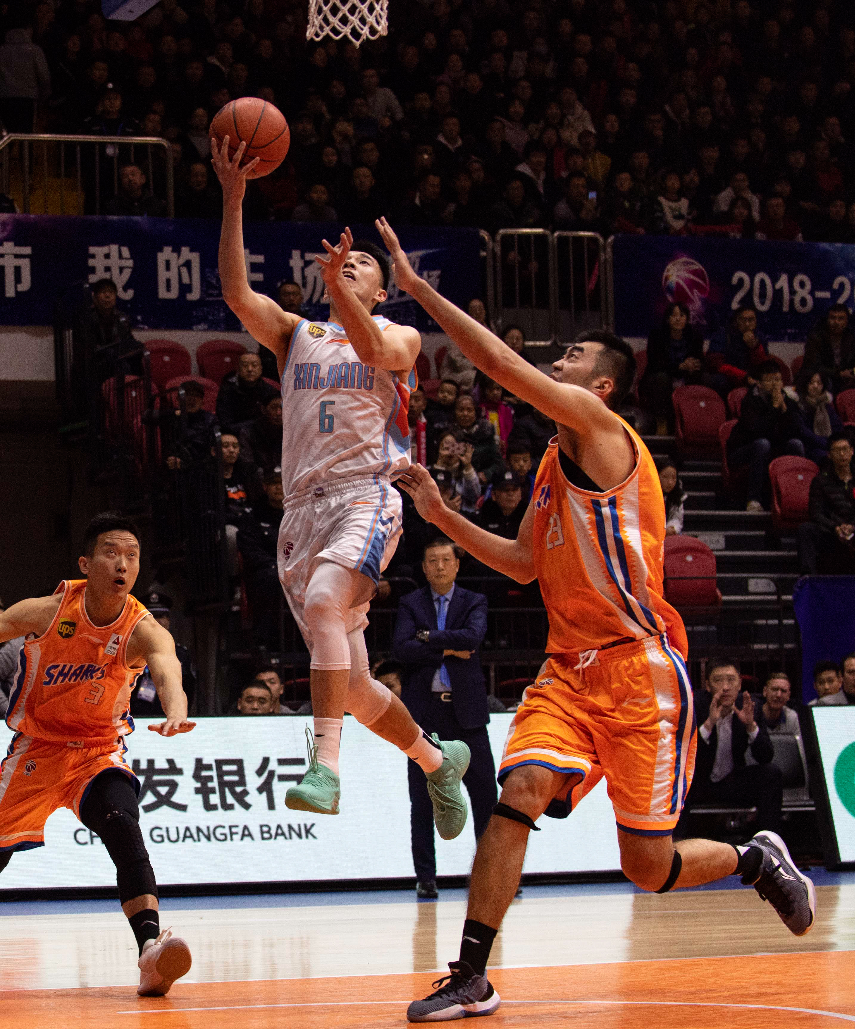 记者：莱万有一种几乎疯狂的求胜欲，他与哈维成了更衣室对手（记者曝：莱万近乎狂热的争胜心，让他与哈维在更衣室成对立面）