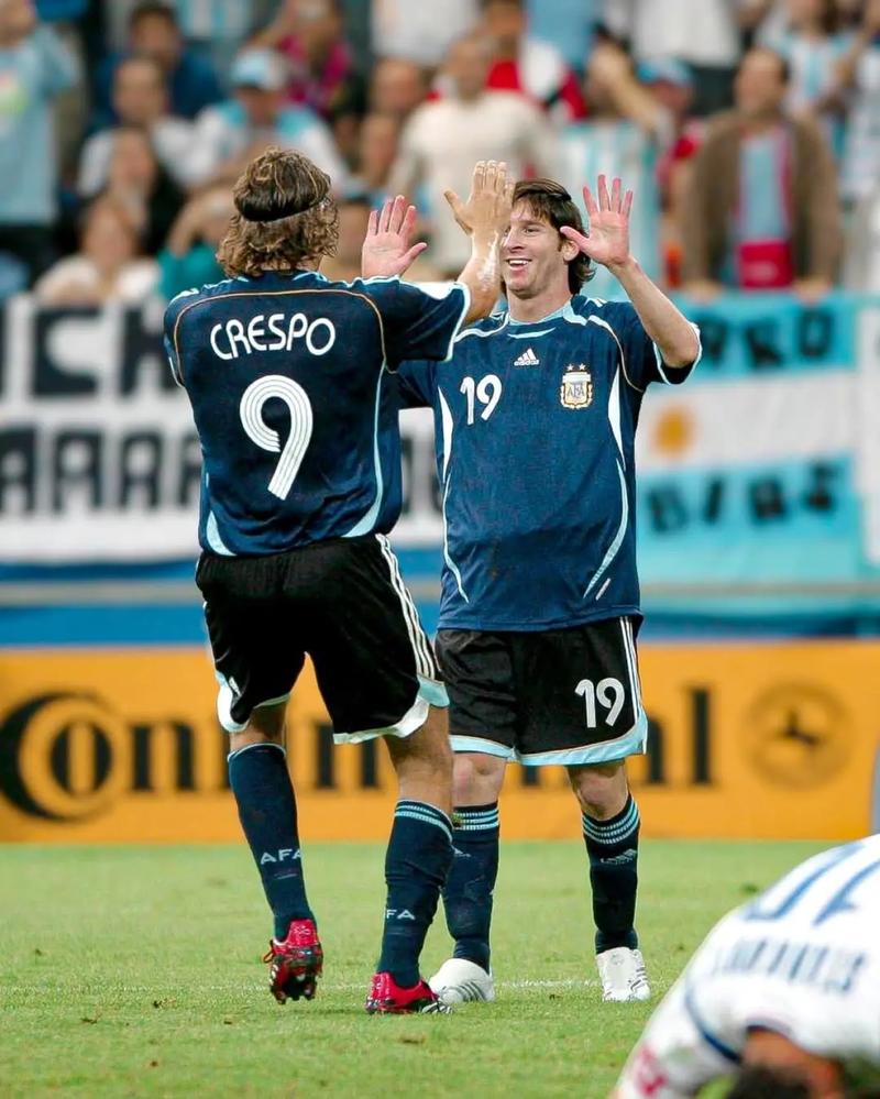 被拍到手上有“美甲”，汪士钦社媒收到网友大量攻击性评论（手部“美甲”照曝光，汪士钦社媒遭大量攻击性留言涌入）